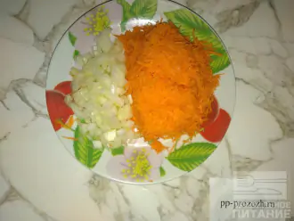 Шаг 3: Морковь натрите на мелкой терке, лук мелко нарежьте ножом.