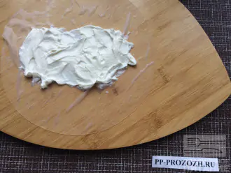 Шаг 3: Опустите рисовую бумагу на несколько секунд в теплую воду. Затем выложите тонким слоем сыр на бумагу. На сыр аккуратно выложите банан и яблоко. 