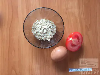 Шаг 1: Для приготовления овсяноблина с помидорами возьмите овсяные хлопья, половину помидора и яичный белок