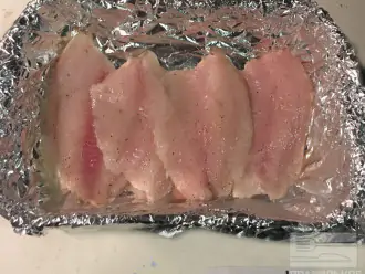 Шаг 4: Противень застелите фольгой и выложите подготовленные куски рыбы.