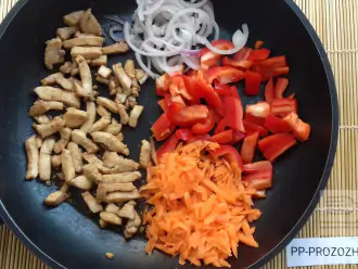 Шаг 5: Добавьте к курице перец, лук и морковь. Обжаривайте в течение 5 минут, помешивая.