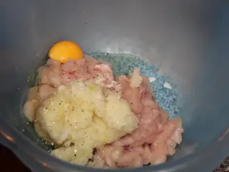 Шаг 6: Добавьте яйца, специи, соль.