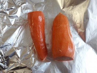 Шаг 2: Заверните по отдельности свеклу, морковь и картофель в фольгу.