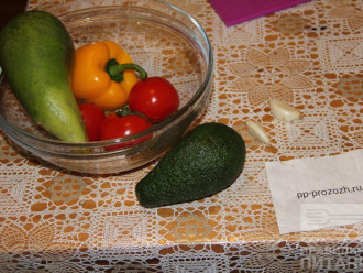 Шаг 1: Подготовьте ингредиенты: редьку, помидоры, перец, лимон и авокадо.