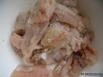 Шаг 2: Подготовьте рыбное филе. Его получится около 600 грамм.