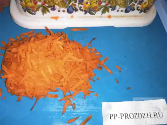 Шаг 7: Натрите на терке морковь.
