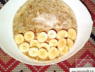 Шаг 5: Одну половину блина смажьте арахисовой пастой. Сверху выложите порезанный банан.