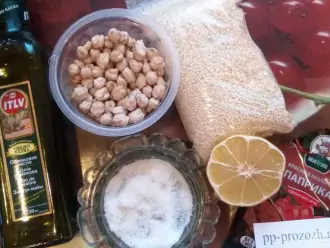 Шаг 1: Подготовьте ингредиенты: нут, пасту Тахини или кунжутное семя, авокадо, лимонный сок, оливковое масло, паприку и прованские травы.