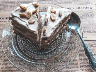 Шаг 8: Промажьте куски коржа кремом и соберите тортик. Получится большой кусок торта. 