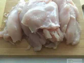 Шаг 2: Снимите куриное мясо с костей.