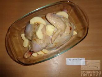 Шаг 4: Сверху на курицу тоже положите несколько долек яблок, чтобы вся курочка пропиталась их соком.