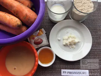 Шаг 1: Приготовьте ингредиенты. Вымойте морковь. Растопите кокосовое масло.