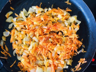 Шаг 5: Лук и морковь обжарьте на сковороде с подсолнечным маслом.