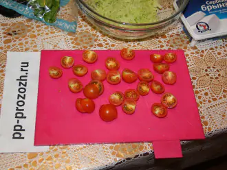 Шаг 3: Порежьте помидоры.