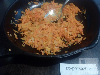 Шаг 3: К оставшемуся луку добавьте натертую морковь, через пару минут измельченный чеснок и томатную пасту. 
