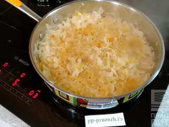 Шаг 6: Когда капуста размягчится, добавьте томатную пасту и готовьте еще 30 минут.