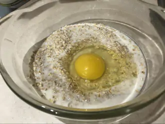 Шаг 4: Вбейте яйцо.
