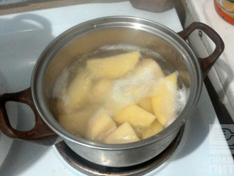 Шаг 2: Картофель очистите и поставьте варить в слегка подсоленной воде.