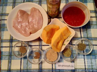 Шаг 1: Подготовьте ингредиенты: куриное филе, тыкву, томаты в собственном соку, оливковое масло, черный молотый перец, зиру, прованские травы, тимьян.