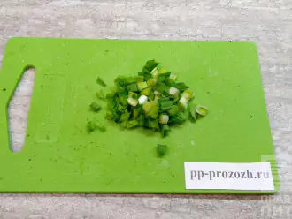 Шаг 6: Нарежьте зеленый лук. 
Добавьте в кастрюлю нарезанный зеленый лук и шпинат. Посолите, поперчите, добавьте лавровый лист. Готовьте еще 5 мин.