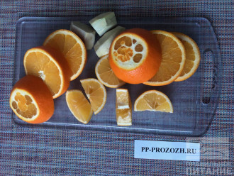 Шаг 2: Имбирь почистите. Апельсины и лимон хорошо помойте, затем разрежьте на несколько частей и удалите косточки.