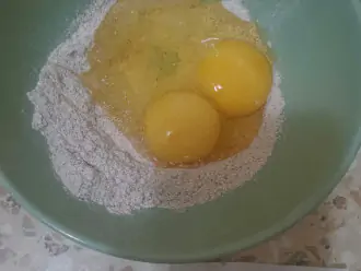 Шаг 2: Соедините муку с яйцами.