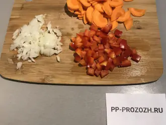 Шаг 4: Нарежьте мелко лук, морковь полукольцами и перец кубиками.