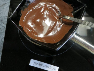 Шаг 4: Растопите шоколад на водяной бане.