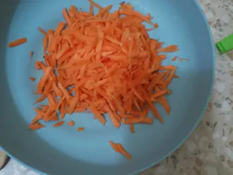 Шаг 2: Морковь почистите и натрите на крупной терке.