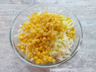 Шаг 4: Кукурузу откиньте на дуршлаг и слейте жидкость. Добавьте кукурузу к капусте с яблоком.
Добавьте лимонный сок и приправьте солью и перцем.