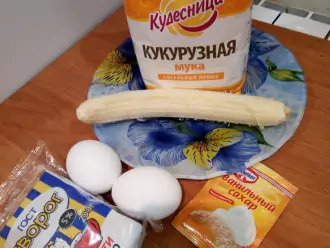 Шаг 1: Для начала приготовьте продукты. Банан почистите, творог и яйца достаньте из холодильника.