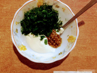 Шаг 4: Зелень помойте, мелко порубите и высыпьте в тарелку со сметаной, кунжутом и горчицей.