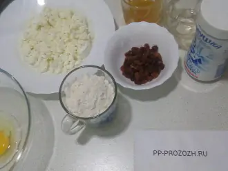 Шаг 1: Подготовьте ингредиенты: творог нежирный, мед, изюм, один стакан рисовой муки, соль, холодную воду, яйцо.