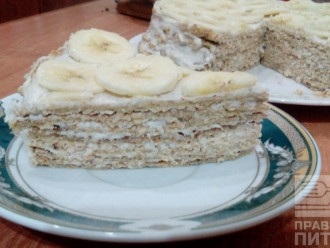 Шаг 9: По желанию, можно украсить бананом. Торт готов. Приятного аппетита!