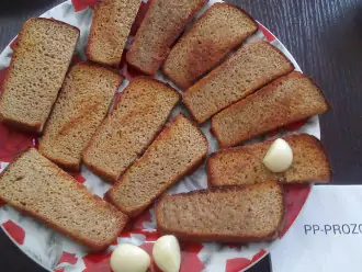 Шаг 4: Натрите горячий хлеб чесноком.