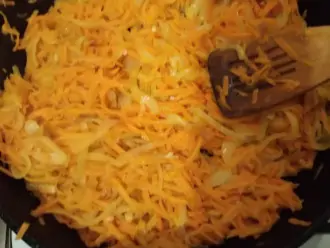 Шаг 4: Лук нашинкуйте, морковь натрите на терке и запассеруйте на сухой сковороде.