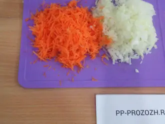 Шаг 2: Потрите морковь на средней терке, лук мелко порубите.
