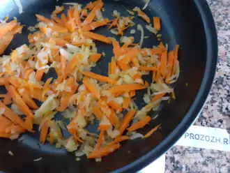 Шаг 4: Слегка протушите лук и морковь. Добавьте тушенные овощи в бульон, и варите  ещё 10 минут на слабом огне.