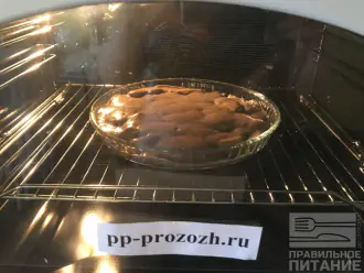 Шаг 12: Разогрейте духовку до 180 градусов и отправьте пирог печься.