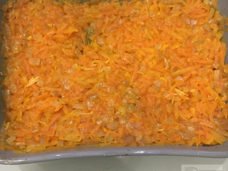 Шаг 6: Когда лук и морковь будут готовы соедините их. Размешайте и поставьте в разогретую до 180 градусов духовку на 20-25 минут.