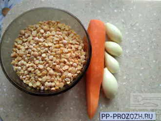 Шаг 1: Приготовьте все необходимые ингредиенты: горох лущеный, морковь, лук.