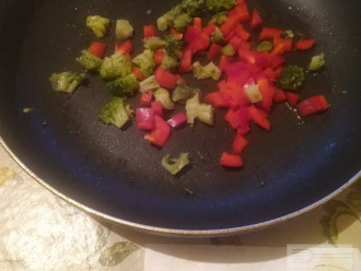 Шаг 3: Нарежьте болгарский перец и брокколи.