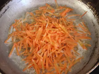 Шаг 8: На разогретую сковороду выложите морковь.