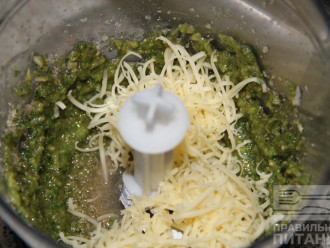 Шаг 5: Добавьте тёртый сыр и измельчайте 7-10 минут до однородной массы.
