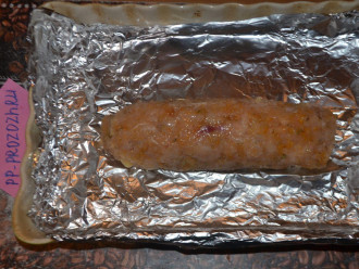 Шаг 4: Выстелите форму для запекания фольгой, сформируйте из куриного фарша колбасу. Смажьте ее соевым соусом и специями (медом по желанию). Запекайте в духовке на 180 градусах 40 минут.