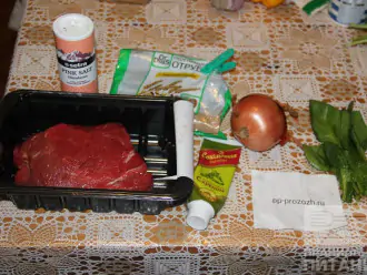 Шаг 1: Подготовьте ингредиенты: мясо, лук, горчицу, отруби, специи.