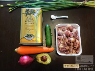 Шаг 1: Для салата возьмите: куриные сердечки, свежий огурец, авокадо, красный лук, морковь, оливковое масло.