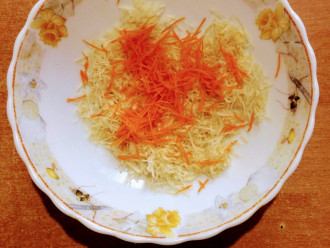Шаг 3: Помойте и очистите от кожуры морковь. Натрите на мелкой терке и добавьте к сельдерею.