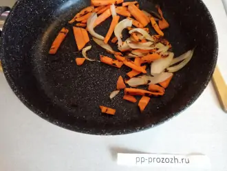 Шаг 2: Лук и морковь нарежьте произвольно и запассеруйте.
