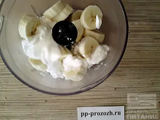 Шаг 3: Половину банана, творог, йогурт и подсластитель взбейте при помощи блендера до однородной массы.